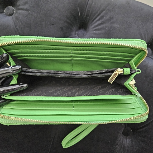STEVE MADDEN BANGELO GREEN FLARE WRISTLET - Picture 4 of 5